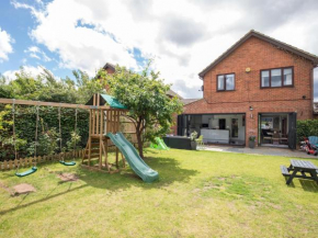 Pass the Keys Gorgeous Family Home Near River Thames-Old Windsor